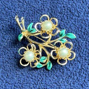 Vintage Gold Tone and Faux Pearl Flower Brooch